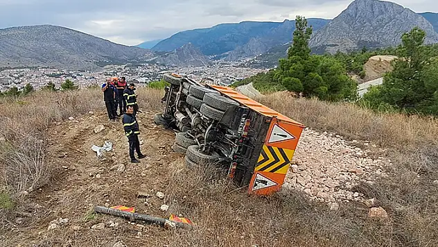 Freni tutmayan kamyon, şarampole devrildi şoför yaralandı

