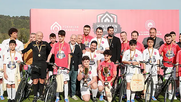 Futbol ailesi, depremzede çocuklar için sahaya çıktı