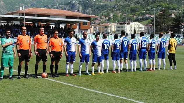 Futbol sahasında ilginç olay! Protokole sırtlarını döndüler