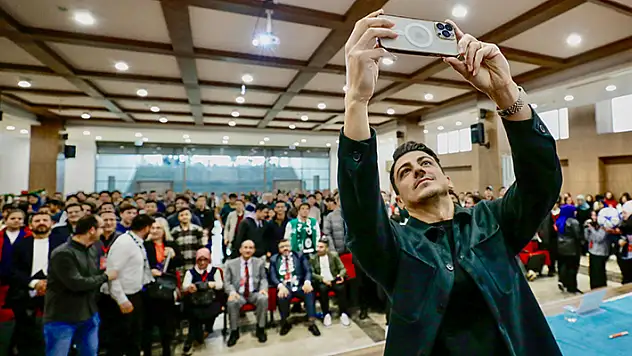 Futbolcular öğrencilerle buluştu