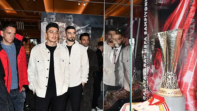 Futbolcular Türk Futbol Tarihi Sergisi'ni gezdi