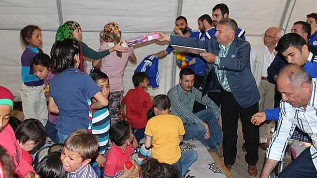 Futbolculardan Suriyeli çocuklara yardım