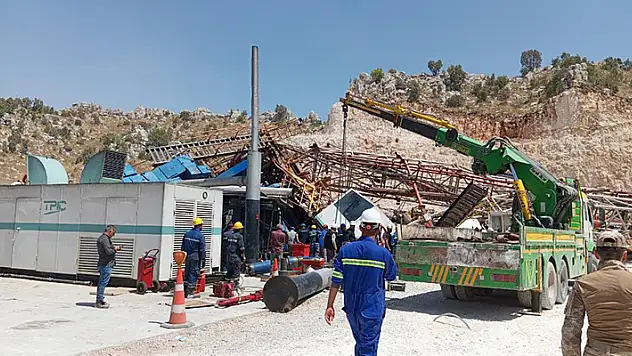 Gabar'da sondaj kulesi devrildi enkaz altındaki 3 işçiden 2'si kurtarıldı
