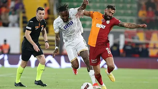 Galatasaray, Antalya'da farklı kazandı
