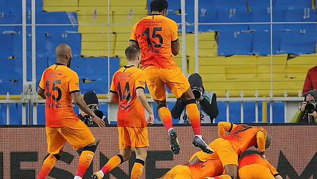 Galatasaray, Kadıköy'de Fenerbahçe'yi yendi ve lider oldu!
