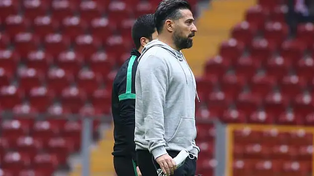 Galatasaray - Konyaspor maçında teknik direktör İlhan Palut sarı kart gördü!
