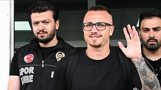 Galatasaray, Leipzig'den İspanyol futbolcu Angelino'yu satın alma opsiyonuyla kiraladı
