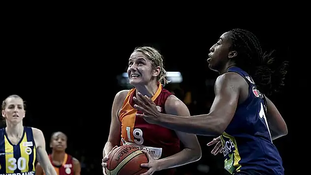 Galatasaray sahasında Fenerbahçe'yi yendi