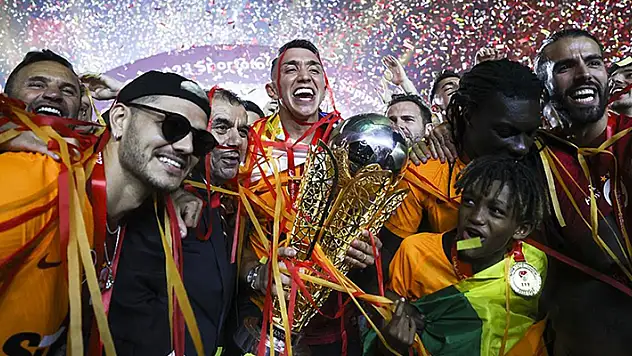 Galatasaray şampiyonluk kupasını kaldırdı
