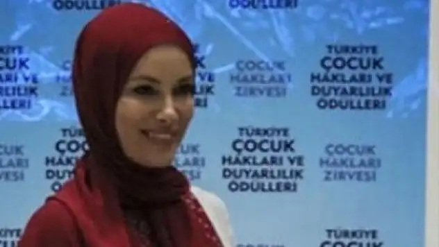 Gamze Özçelik tesettüre girdi