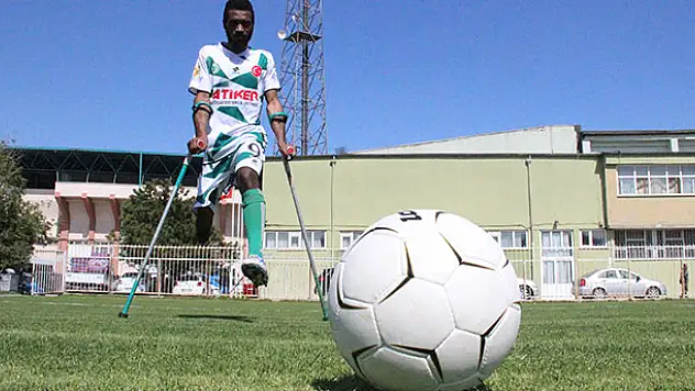 Ganalı ampute futbolcu geçimini tekstilden sağlıyor