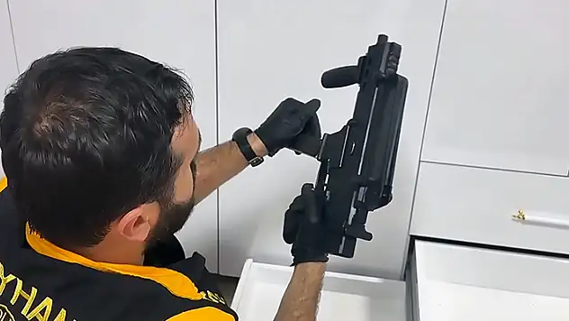 Gardıroptan hafif makineli tüfek çıktı
