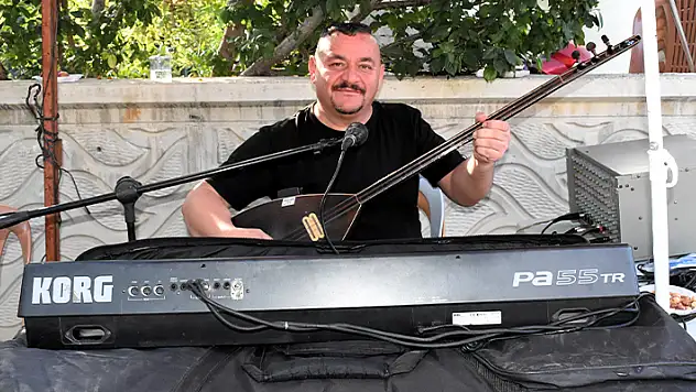 Garsonluk yaparken çalmayı öğrendiği sazıyla şehir şehir geziyor
