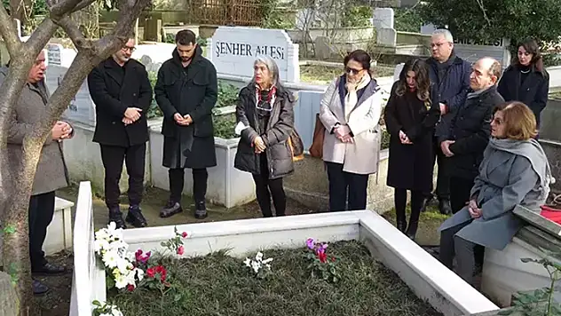 Gazeteci Mehmet Ali Birand mezarı başında anıldı
