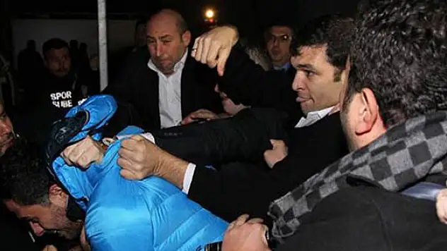 Gazetecilere saldıran 5 kişiye 1 yıl men