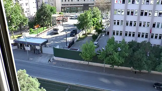Gaziantep Emniyet Müdürlüğü önünde 'kendisini patlatacağını' belirten bir kişi polislerce etkisiz hale getirildi