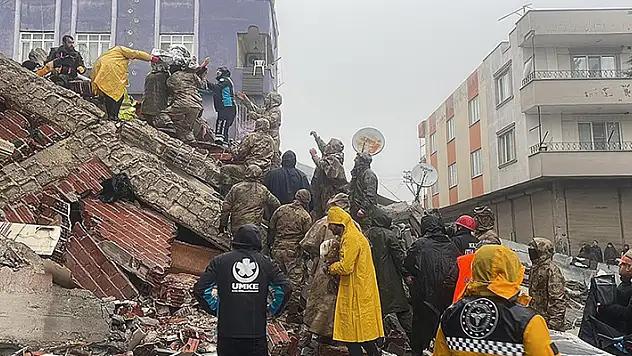 Gaziantep, Malatya ve Kilis'te yıkılan binaların enkazından 9 kişi kurtarıldı
