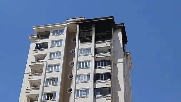 Gaziantep'te 15 katlı binada çıkan yangında 5 kişi dumandan etkilendi
