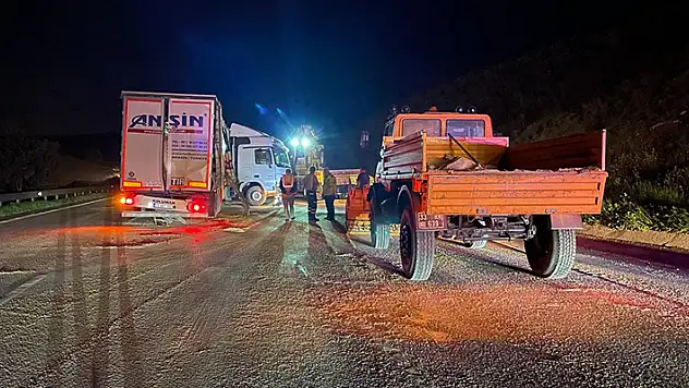 Gaziantep'te 2 tır yolu makasladı, bölgeye gelen polis aracına başka bir tır çarptı 3'ü polis 4 yaralı

