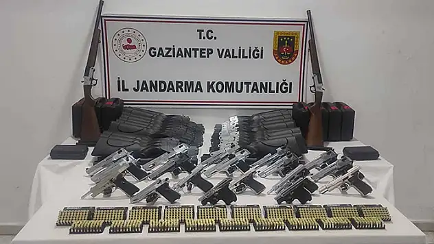 Gaziantep'te 30 tüfek ile 18 ses tabancası ele geçirildi

