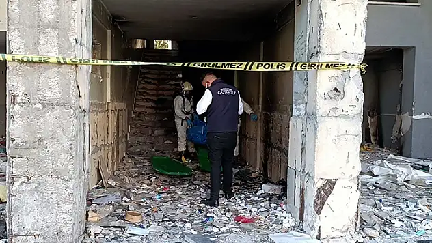 Gaziantep'te ağır hasarlı binada erkek cesedi bulundu
