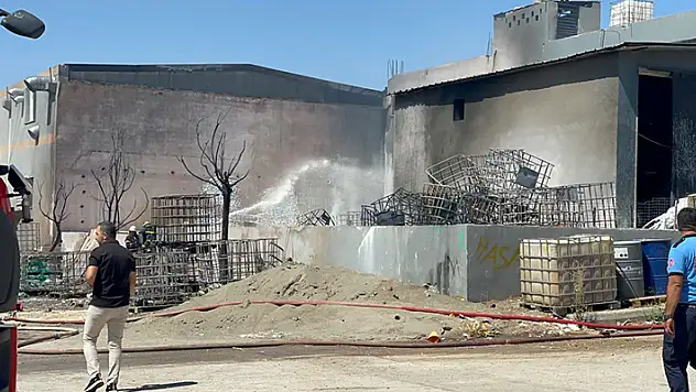 Gaziantep'te boya fabrikasında yangın 2 iş yeri ile 2 otomobil de zarar gördü
