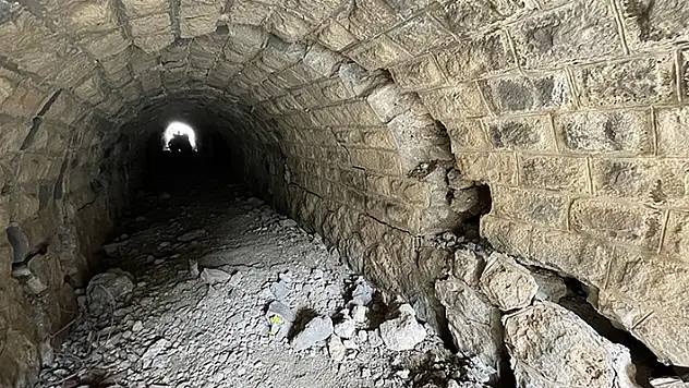 Gaziantep'te depremlerin etkisiyle taş tünelde yarıklar oluştu
