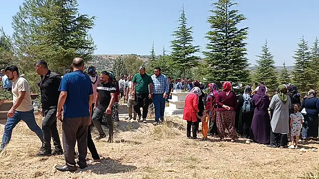 Gaziantep'te gölette boğulan 2'si kardeş 3 kişi toprağa verildi Deniz'i kurtarmak istemişler
