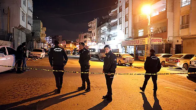 Gaziantep'te husumetli aileler arasında 'çöp atma' kavgası: 1'i polis 2 ölü, 2 yaralı


