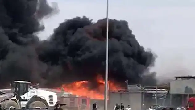 Gaziantep'te iş yerinde yangın yakındaki 5 araç da kullanılamaz hale geldi
