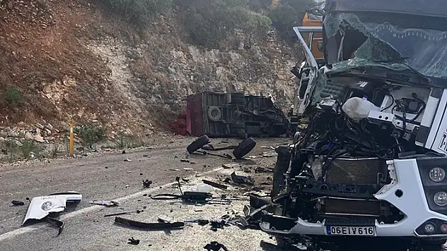 Gaziantep'te kamyonet ile hafriyat kamyonu çarpıştı:2 yaralı 