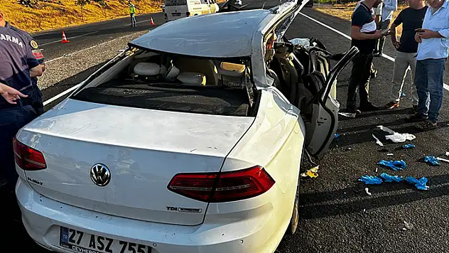 Gaziantep'te otomobil, kamyonun altına girdi 2 kardeş öldü, 8 kişi yaralandı