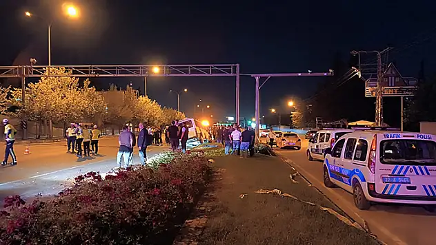 Gaziantep'te, refüje çarpıp takla atan minibüsten fırlayan sürücü öldü
