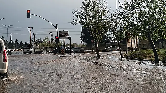 Gaziantep'te sağanak cadde ve sokaklar suyla doldu
