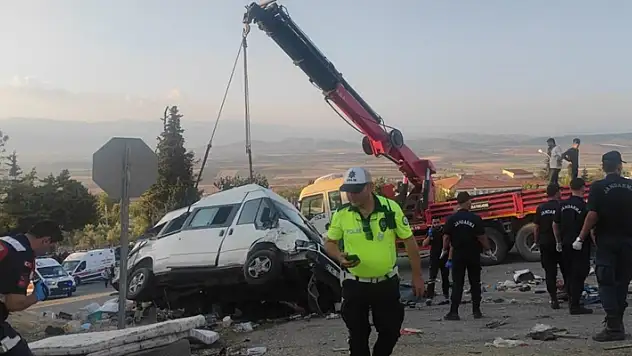 Gaziantep'te seyir halindeki kamyon trafik ışığındaki 3 araca çarptı: 6 ölü, 16 yaralı
