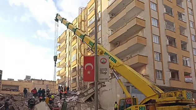 Gaziantep'te yıkılan binanın enkazından 28 saat sonra 4 kişi kurtarıldı
