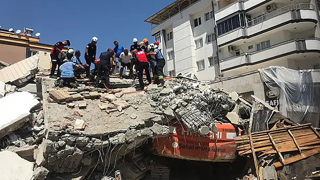 Gaziantep'te yıkım sırasında çöken binanın enkazı altında kalan operatör hayatını kaybetti
