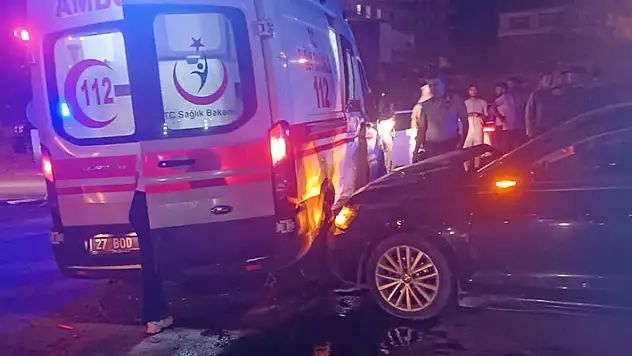 Gaziantep'te, ambulans ile otomobil çarpıştı: 2 yaralı

