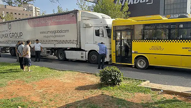 Gaziantep'te durakta yolcu alan halk otobüsüne tır çarptı: 2'si ağır 3 yaralı