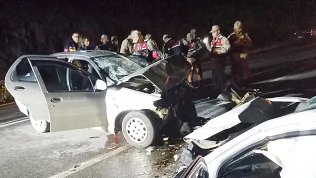 Gaziantep'te iki otomobil çarpıştı: 2 ölü, 5 yaralı
