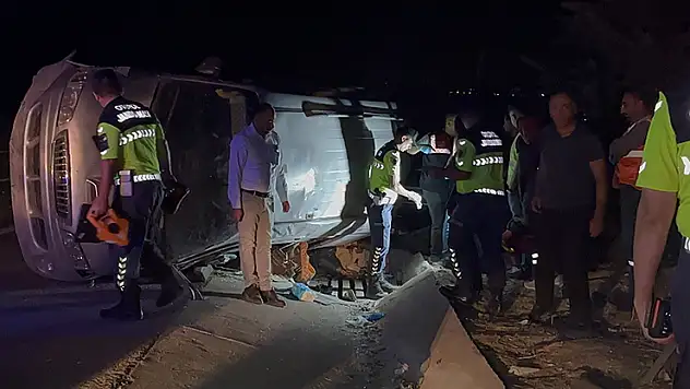 Gaziantep'te lastiği patlayan minibüs taklalar atarak devrildi: 2 ölü, 8 yaralı