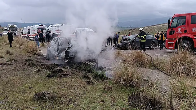 Gaziantep'te otomobille hafif ticari araç çarpıştı: 2 ölü, 2 yaralı