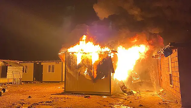 Gaziantep'te şantiyede işçilerin kaldığı 5 konteyner yandı
