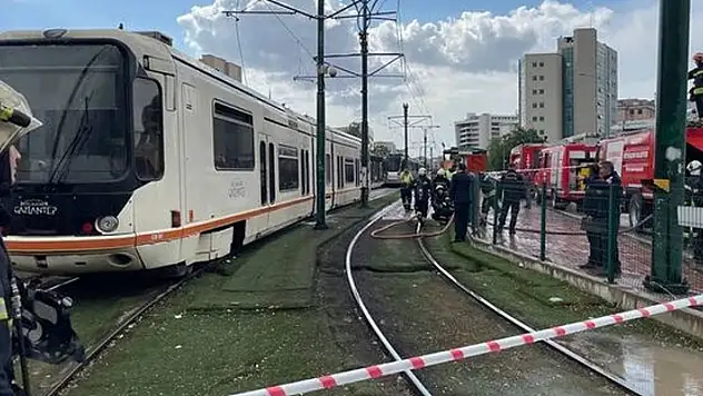 Gaziantep'te tramvayın üzerine yıldırım düştü
