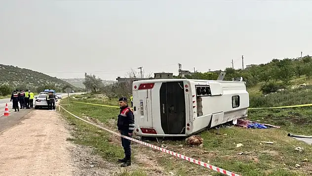 Gaziantep'te yolcu taşıyan midibüs devrildi: 1 ölü, 7 yaralı
