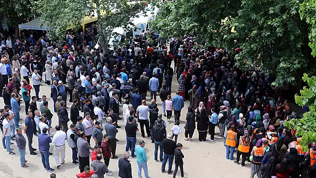 Gaziantep'teki kazada ölen 9 kişi, yan yana toprağa verildi
