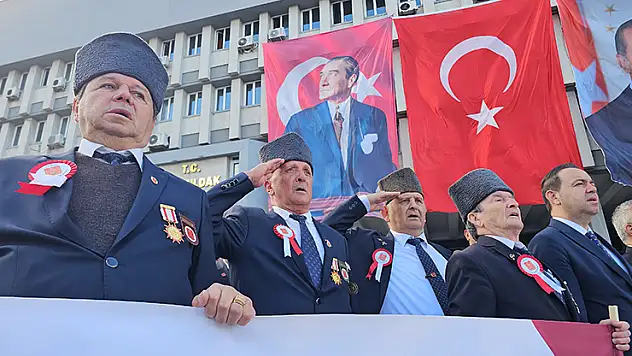 'Gaziler Günü'nde eşleri de gazilerle birlikte yürüdü