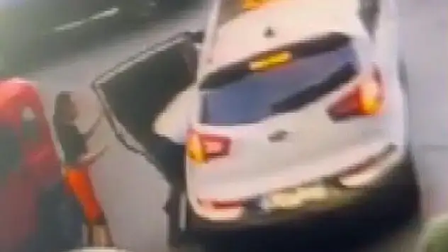 Gaziosmanpaşa'da caddede yürüyen kadının kaçırıldığı anlar kamerada
