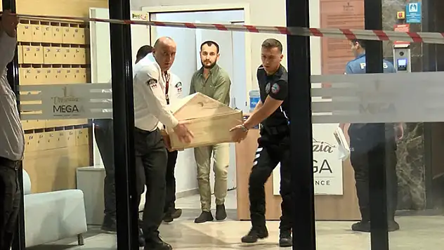Gaziosmanpaşa'da, rezidansın arızalanan asansöründe kalan kişi, kurtarılırken 30 metreden boşluğa düşerek öldü
