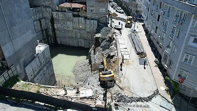 Gaziosmanpaşa'da inşaat çalışmaları esnasında yol çöktü